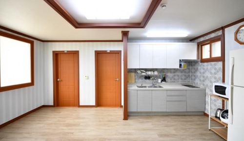 Room (Yellow (Ondol Unshared House))