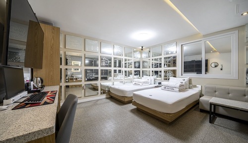 Room (Twin (OTT))