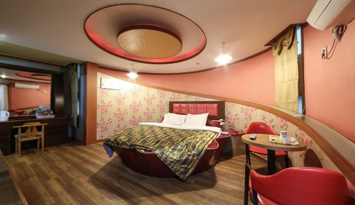 Room (Twin)