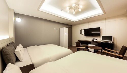 Room (Twin (with styler double + single bre)