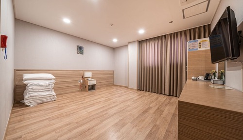 Room (Ondol Room)