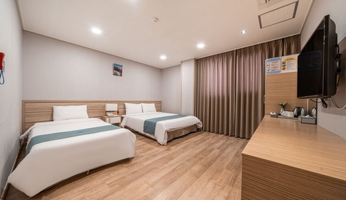 Room (Deluxe Twin (Single + Double Bed))