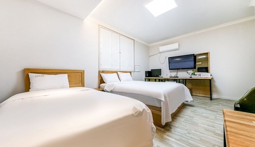 Room (Twin (large bathtub))