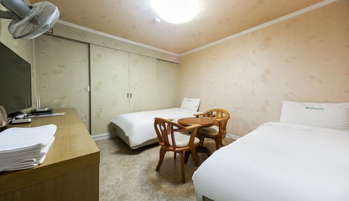 Room (Twin)