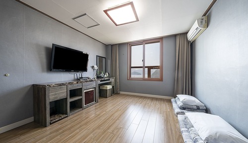 Room (Ondol (Half Ocean View))