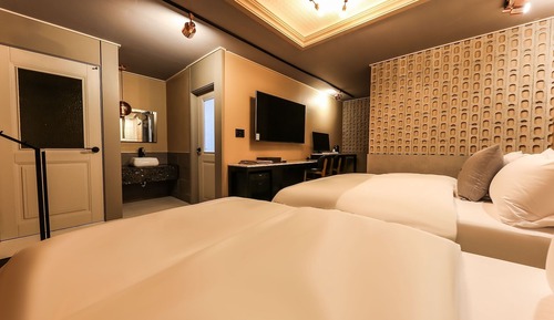 Room (Twin Room (1PC Netflix available Doub)