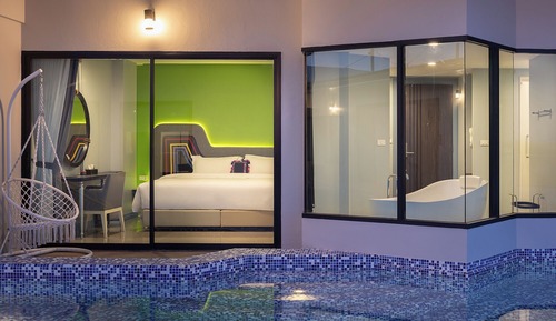 Deluxe Pool Access with Bathtub