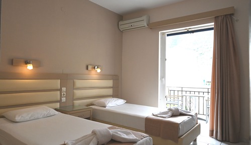Habitación con 1 cama doble o 2 individuales, vistas parciales al mar