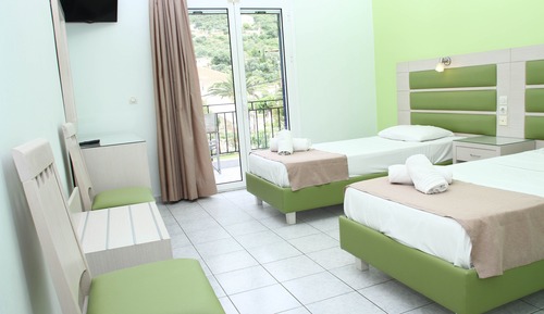 Habitación con 1 cama doble o 2 individuales, vistas al jardín