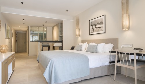 Suite junior, terraza, vistas parciales al mar
