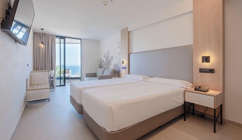 Habitación triple, vistas parciales al mar