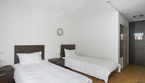 Habitación básica con 2 camas individuales