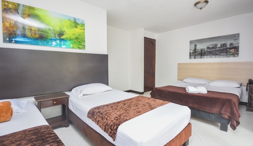Habitación superior, varias camas, balcón