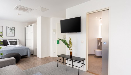 Suite XL with balcony and street view