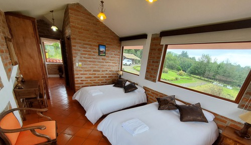 Habitación superior con 2 camas individuales, vistas a la montaña