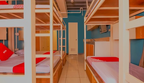 Dormitorio compartido, varias camas
