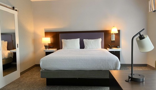 Estudio, 1 cama de matrimonio grande, frigorífico y microondas (Wet bar)