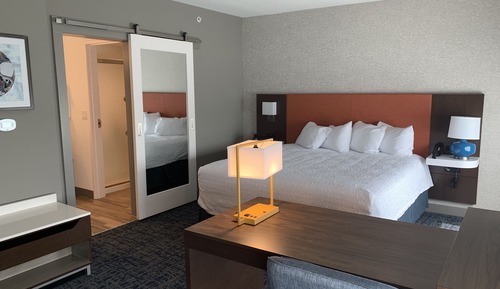 Estudio, 1 cama de matrimonio grande, frigorífico y microondas (Wet bar)