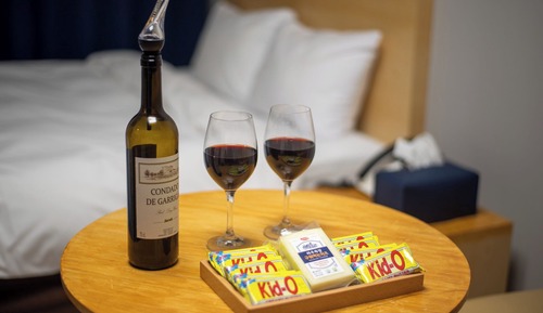 [Romantic Wine PKG]Standard Double Room + 1 bottle of wine + 1 grilled cheese + wine aerator & glass