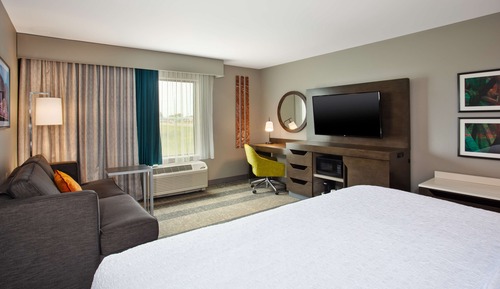 Habitación, 1 cama de matrimonio grande con sofá cama, frigorífico y microondas