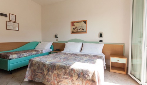 Habitación triple, balcón