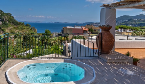 Suite romántica, terraza, vistas al jardín (con Jacuzzi)