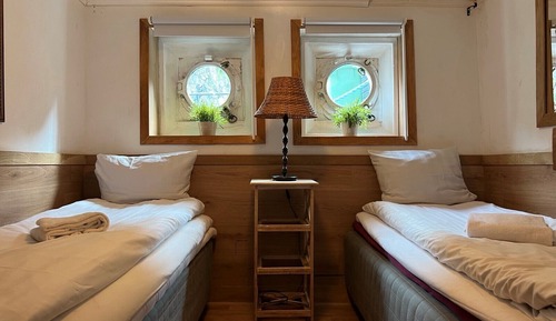Habitación básica con 2 camas individuales, 2 camas individuales, baño compartido (Cabin on boat )