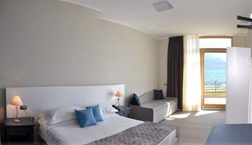 Habitación superior con 1 cama doble o 2 individuales, vistas al lago (Frontale)