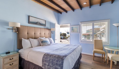 Habitación, 1 cama de matrimonio grande, cocina básica, vistas parciales al mar