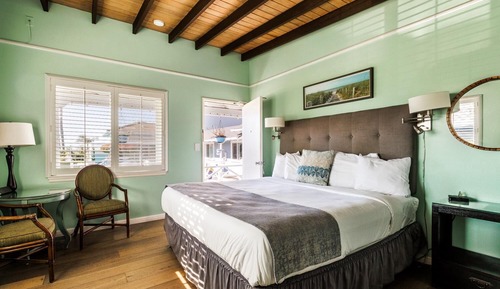Habitación, 1 cama de matrimonio grande, cocina básica, vistas parciales al mar