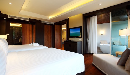 Suite, vistas a la piscina (Moken)