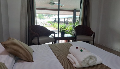Habitación, terraza, junto a la piscina