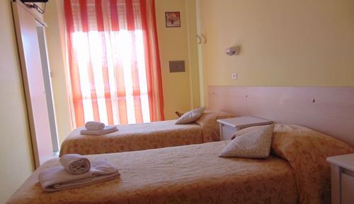 Habitación con 1 cama doble o 2 individuales, balcón