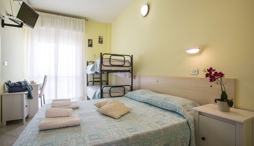 Habitación cuádruple, balcón