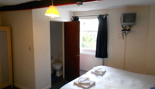 Habitación triple, baño privado (Room Only)