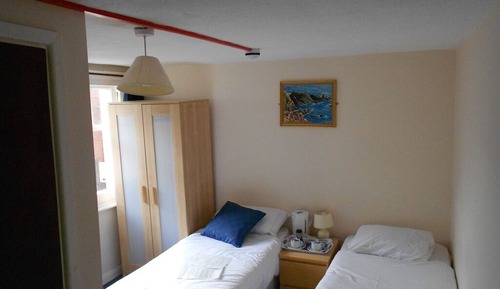 Habitación con 2 camas individuales, baño privado ( Room Only)