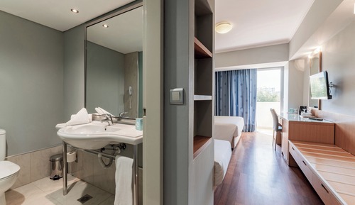 Habitación superior con 1 cama doble o 2 individuales, vistas al jardín
