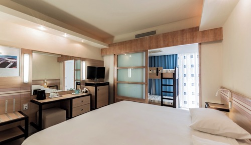 Habitación superior con 1 cama doble o 2 individuales, vistas parciales al mar