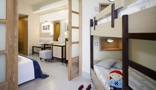 Habitación familiar, vistas parciales al mar
