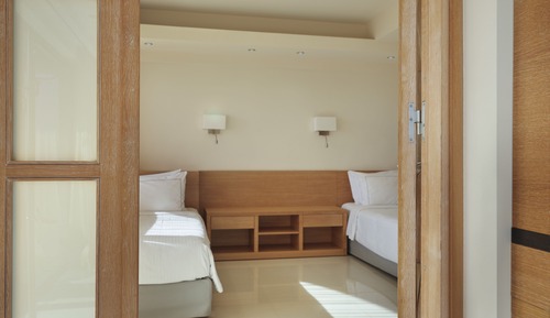 Habitación familiar, vistas parciales al mar