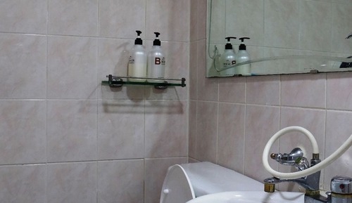 Habitación con 2 camas individuales, baño privado (Bunk)