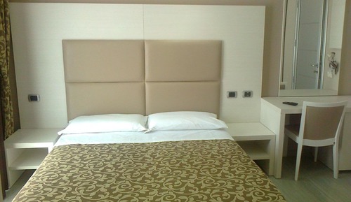 Habitación doble, vistas parciales al mar