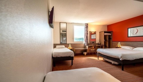 Habitación cuádruple, varias camas