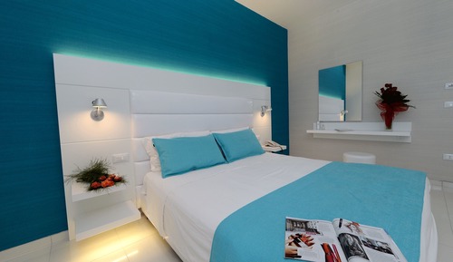 Habitación superior con 1 cama doble o 2 individuales, vistas al mar