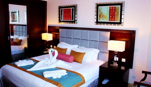 01 Bedroom Suite Sea and Pool View