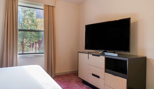 Suite, 1 cama de matrimonio grande, vistas al jardín