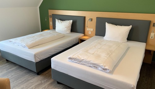 Habitación estándar con 1 cama doble o 2 individuales, balcón