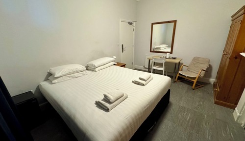 Habitación básica con 1 cama doble o 2 individuales
