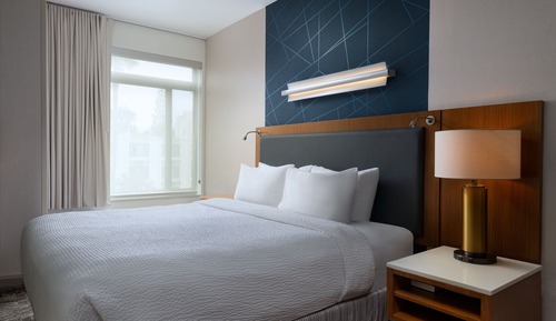 Estudio, 1 cama de matrimonio grande (Mobility/Hearing Access, Roll-In Shwr)