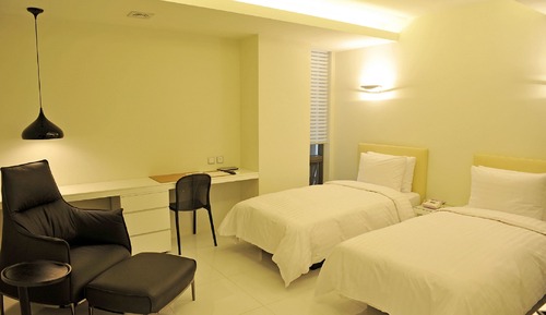 Habitación superior con 2 camas individuales (check-in available until 11 pm)